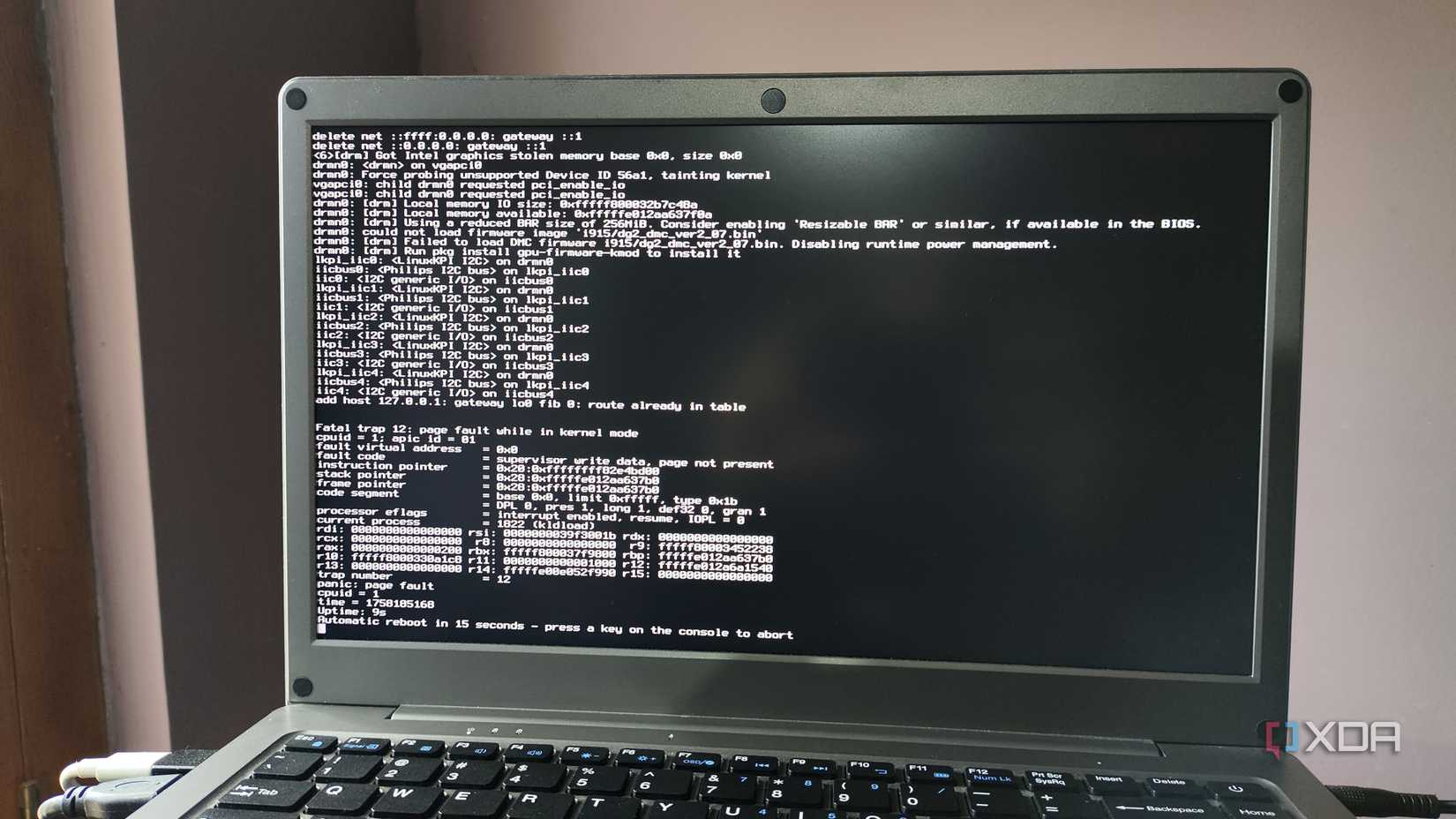 ноутбук с запущенным терминалом в дистрибутиве Linux