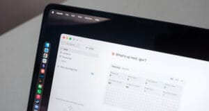Что такое вайб-кодинг и почему этот подход вызывает споры Ноутбук Apple MacBook Air, на котором запущен инструмент Claude Code
