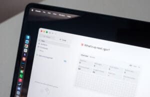Что такое вайб-кодинг и почему этот подход вызывает споры Ноутбук Apple MacBook Air, на котором запущен инструмент Claude Code