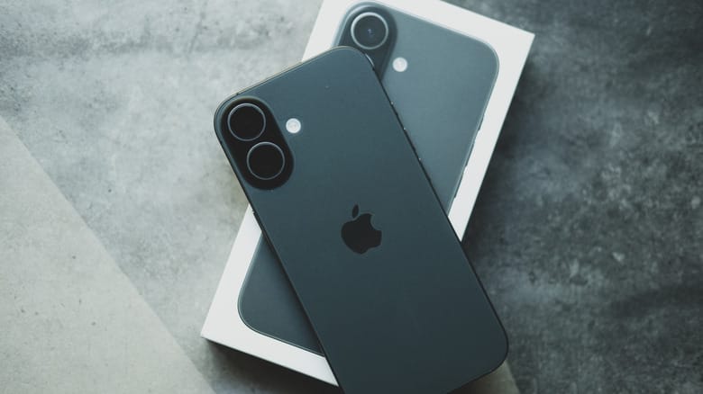 Черный смартфон iPhone 17 Черный смартфон iPhone 17