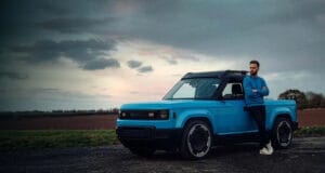 Доступность электропикапа Slate Truck ограничена рынком США Человек стоит рядом с электрическим пикапом Slate Truck на улице