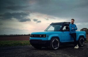Доступность электропикапа Slate Truck ограничена рынком США Человек стоит рядом с электрическим пикапом Slate Truck на улице
