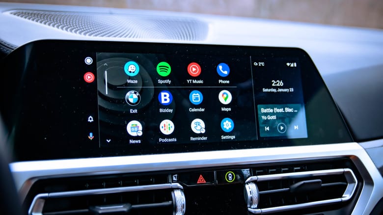 Автомобильный дисплей с запущенной системой Android Auto Автомобильный дисплей с запущенной системой Android Auto