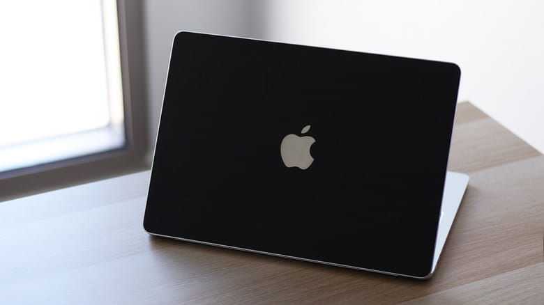 MacBook на рабочем столе