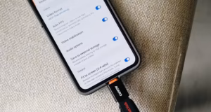 Как освободить память на Android без удаления файлов и облачных сервисов USB-флешка, подключенная к смартфону Samsung Galaxy для расширения памяти