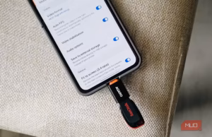 Как освободить память на Android без удаления файлов и облачных сервисов USB-флешка, подключенная к смартфону Samsung Galaxy для расширения памяти