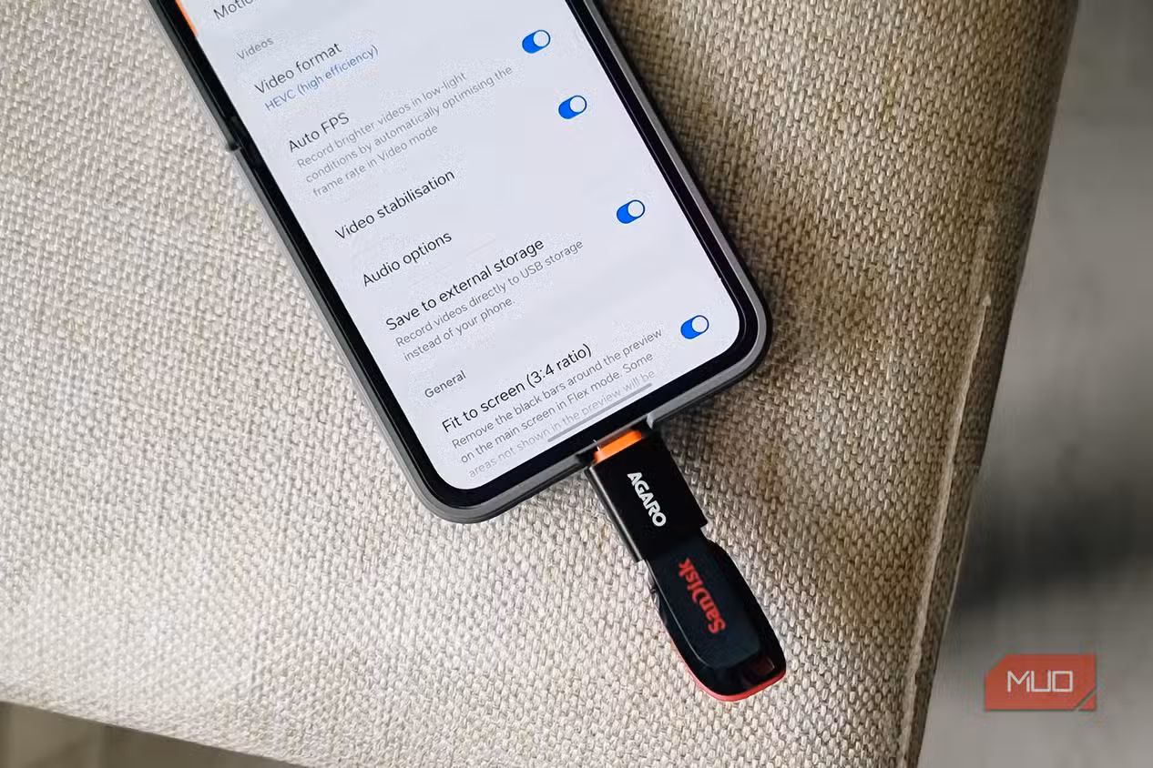 USB-флешка, подключенная к смартфону Samsung Galaxy для расширения памяти