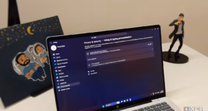 Как отключить отправку данных о вводе текста в Microsoft Windows Ноутбук с Windows 11 на белом столе, демонстрирующий настройки конфиденциальности