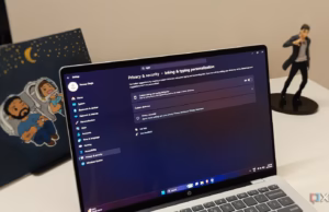 Как отключить отправку данных о вводе текста в Microsoft Windows Ноутбук с Windows 11 на белом столе, демонстрирующий настройки конфиденциальности