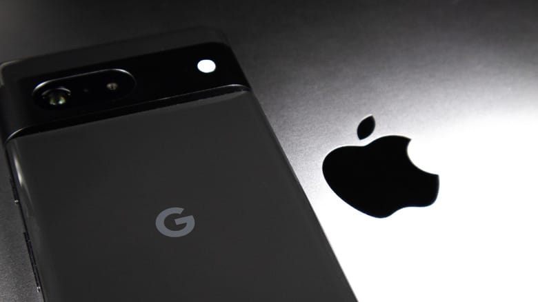 Логотипы Google и Apple на одном фоне Логотипы Google и Apple на одном фоне
