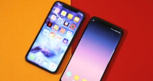 Как превратить старый смартфон в камеру видеонаблюдения iPhone X и Samsung S8+ лежат рядом на столе