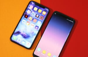 Как превратить старый смартфон в камеру видеонаблюдения iPhone X и Samsung S8+ лежат рядом на столе