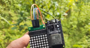 Как выбрать подходящую плату ESP32 для проекта Человек держит микроконтроллер ESP32
