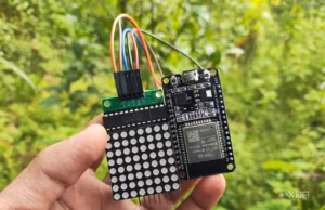 Как выбрать подходящую плату ESP32 для проекта Человек держит микроконтроллер ESP32