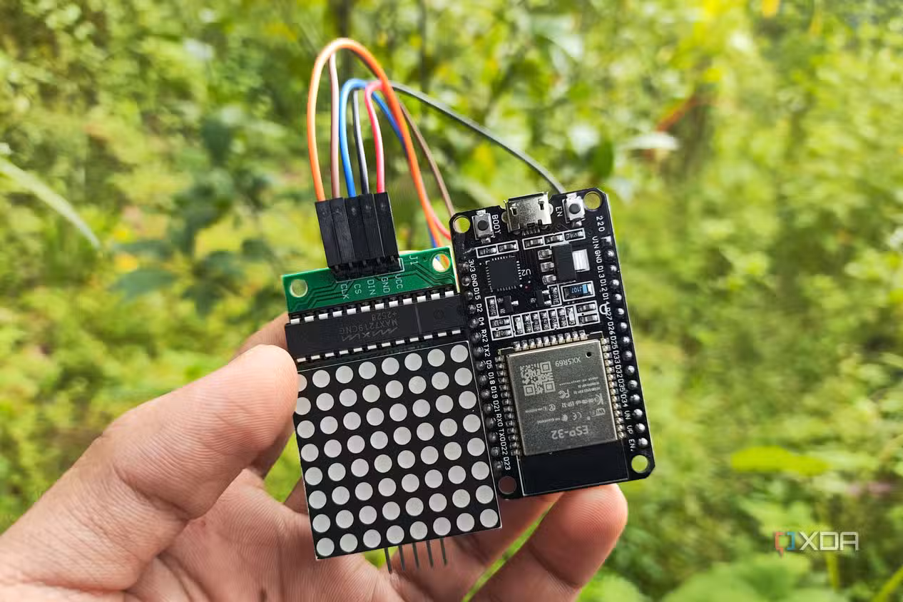 Человек держит микроконтроллер ESP32 Человек держит микроконтроллер ESP32