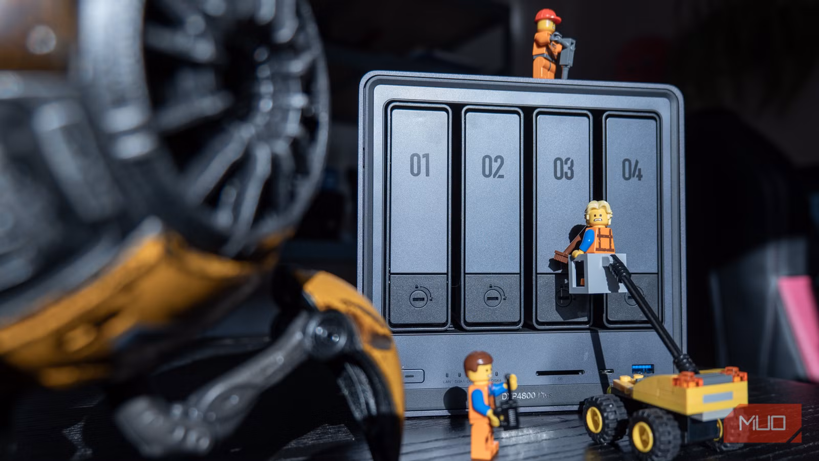 Сетевое хранилище Ugreen DXP4800 Plus с фигурками LEGO Сетевое хранилище Ugreen DXP4800 Plus с фигурками LEGO