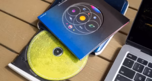 Как запустить старые игры с CD-ROM на современном компьютере с Windows Внешний привод и музыкальный диск рядом с ноутбуком