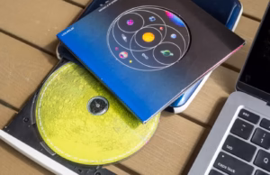 Как запустить старые игры с CD-ROM на современном компьютере с Windows Внешний привод и музыкальный диск рядом с ноутбуком