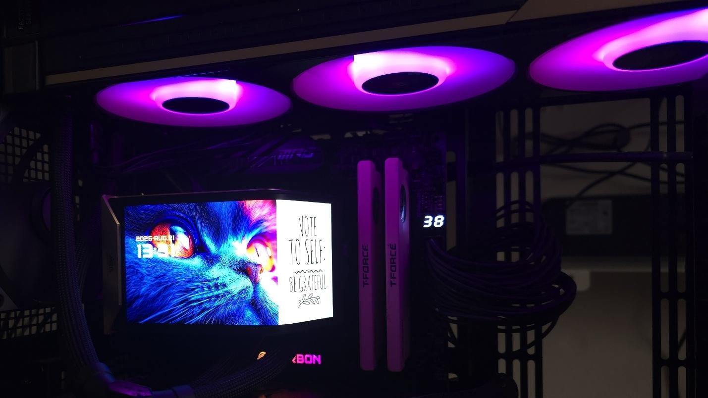 СЖО MSI MEG CoreLiquid E15 360 с установленным дисплеем