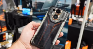 Обзор смартфона Oukitel WP70 Ultra с аккумулятором 16 000 мА·ч Oukitel WP70 Ultra в руке