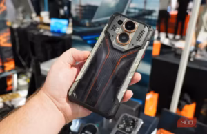 Обзор смартфона Oukitel WP70 Ultra с аккумулятором 16 000 мА·ч Oukitel WP70 Ultra в руке