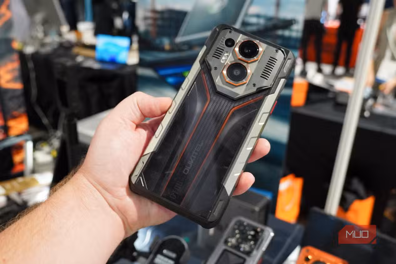 Oukitel WP70 Ultra в руке Oukitel WP70 Ultra в руке