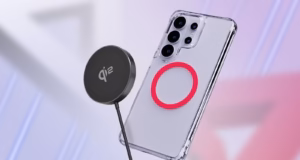 Отсутствие поддержки Qi2 в Samsung Galaxy S26 Ultra разочаровало пользователей Samsung Galaxy S26 Ultra в магнитном чехле рядом с зарядным устройством Qi2
