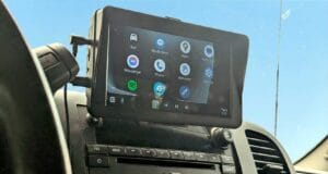 Почему я отказался от беспроводного Android Auto в пользу кабельного подключения Интерфейс Android Auto на экране смартфона