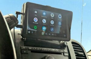 Почему я отказался от беспроводного Android Auto в пользу кабельного подключения Интерфейс Android Auto на экране смартфона
