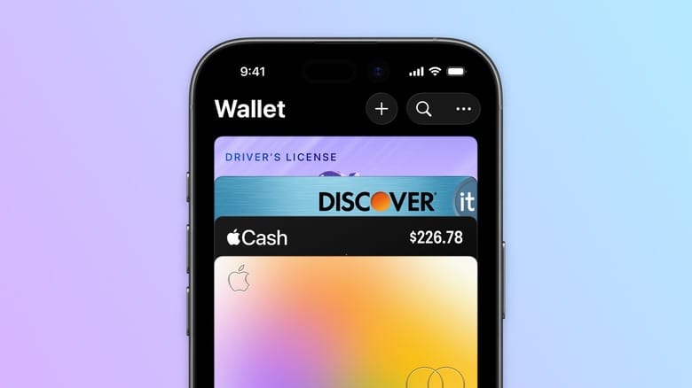Приложение Apple Wallet на iPhone с несколькими кредитными картами и водительским удостоверением