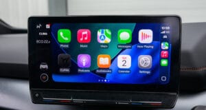 Стоит ли покупать портативные экраны для Apple CarPlay Интерфейс Apple CarPlay на дисплее в салоне автомобиля