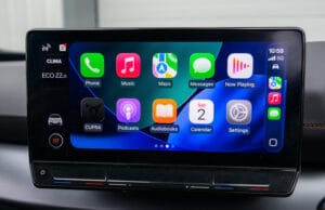 Стоит ли покупать портативные экраны для Apple CarPlay Интерфейс Apple CarPlay на дисплее в салоне автомобиля