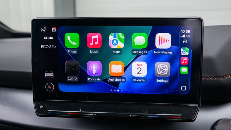 Интерфейс Apple CarPlay на дисплее в салоне автомобиля