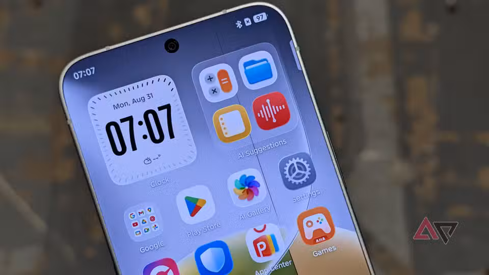 Концептуальный смартфон Tecno без рамок в руках