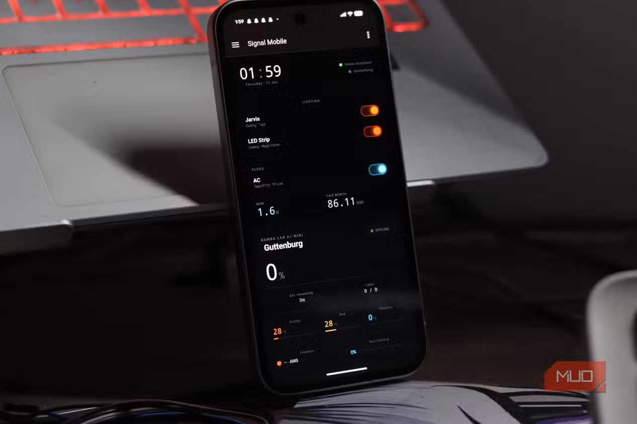 Дашборд Home Assistant на экране старого мобильного телефона